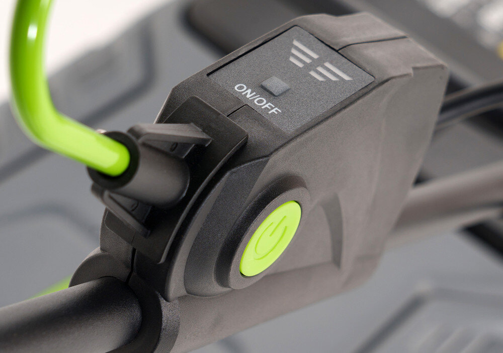 Kosiarka akumulatorowa NAC LB40-43-2B40-S zbliżenie na dźwignię gazu dźwignia gazu przycisk START proste uruchamianie wpływa na wygodę użytkowania