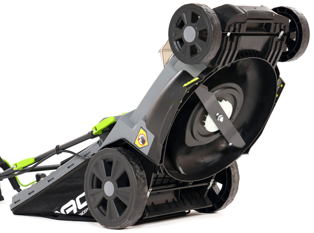 Kosiarka akumulatorowa NAC LB40-43-2B40-S kosiarka na białym tle widoczna od spodu zbliżenie na ostrza ostrze specjalnie zaprojektowane do precyzyjnego i równomiernego cięcia efektywne ścinanie trawy ograniczając ryzyko jej poszarpania i przyspieszając regenerację murawy szerokość robocza 43 cm