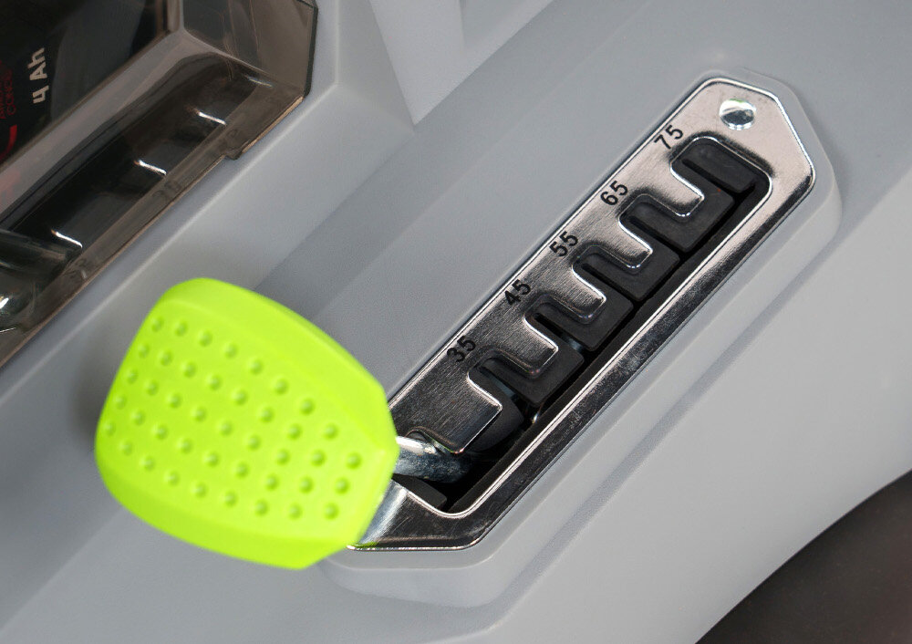 Kosiarka akumulatorowa NAC LB40-43-2B40-S zbliżenie na dźwignię do zmiany wysokości koszenia 6-stopniowa centralna regulacja wysokości koszenia w zakresie 25–75 mm system centralny umożliwia jednoczesne ustawienie wszystkich kół równomierne cięcie na całej powierzchni trawnika