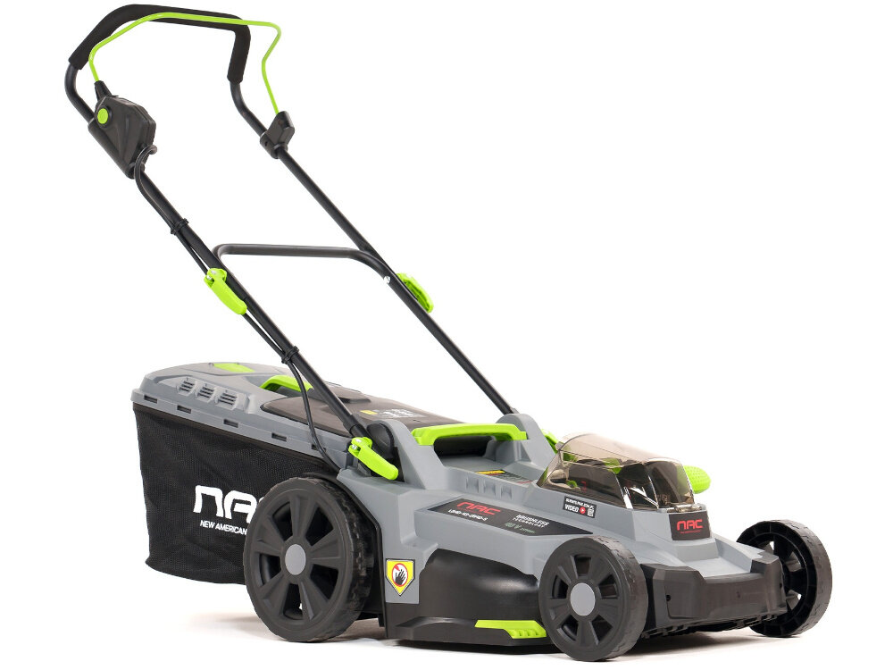 Kosiarka akumulatorowa NAC LB40-43-2B40-S kosiarka na białym tle widoczna od przodu pod skosem trzy tryby pracy wyrzut do kosza wyrzut tylny bez kosza funkcja mulczowania praktyczna zaślepka mulczująca funkcja mulczowania naturalny nawóz dla trawnika uniwersalność