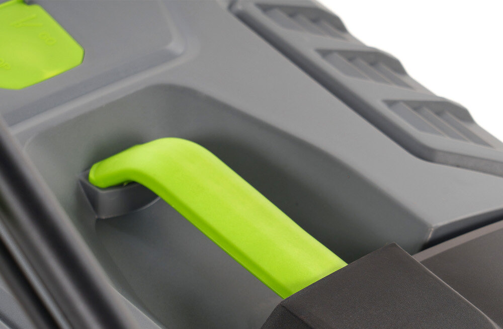 Kosiarka akumulatorowa NAC LB40-43-2B40-S zbliżenie na uchwyt i wskaźnik napełnienia kosza siatkowy kosz o pojemności 50 l aerodynamiczne prowadzenie powietrza duży otwór wskaźnik napełnienia pokrywa z uchwytem umożliwia wygodny transport