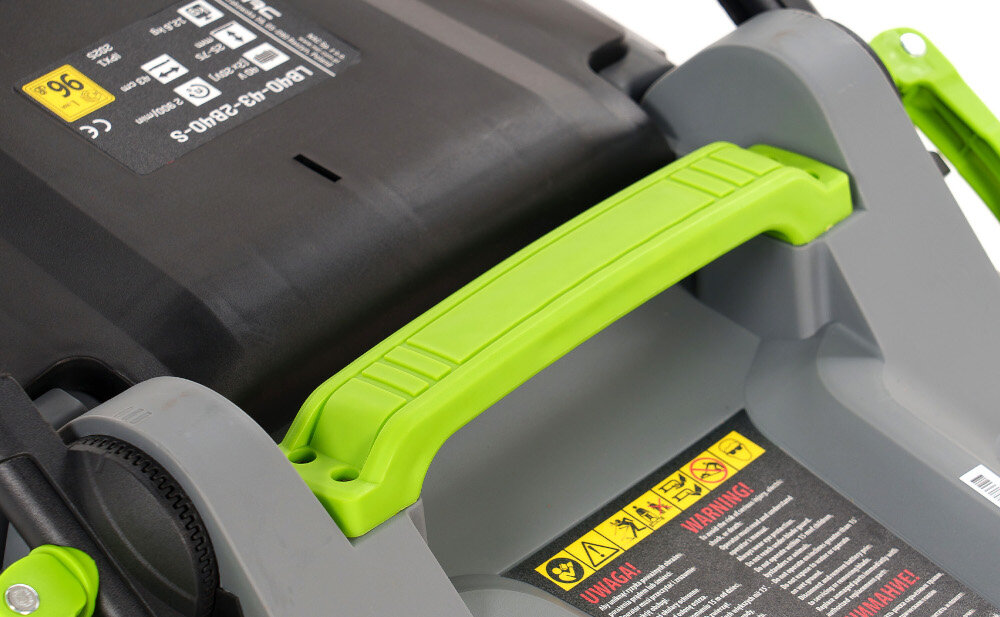 Kosiarka akumulatorowa NAC LB40-43-2B40-S zbliżenie na uchwyt do przenoszenia wytrzymała obudowa wykonana z wytrzymałego tworzywa trwałość odporność na uderzenia czynniki pogodowe lekka waga 13,7 kg z akumulatorem uchwyt do przenoszenia