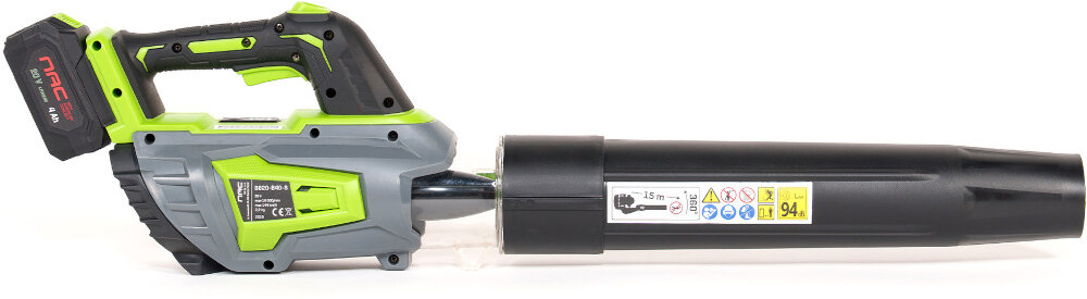 Dmuchawa do liści akumulatorowa NAC 20V BB20-B40-S Aku 4.0Ah dmuchawa na białym tle widoczna z boku utrzymanie czystości w ogrodzie, na podjeździe tarasie szybkie usuwanie liści trawy drobnych zanieczyszczeń funkcja dmuchawy wydajność do 9,5 m³/min