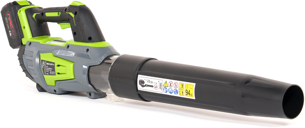 Dmuchawa do liści akumulatorowa NAC 20V BB20-B40-S Aku 4.0Ah dmuchawa na białym tle widoczna od przodu pod skosem przepływ powietrza o prędkości od 115 do 144 km/h zwiększa efektywność pracy