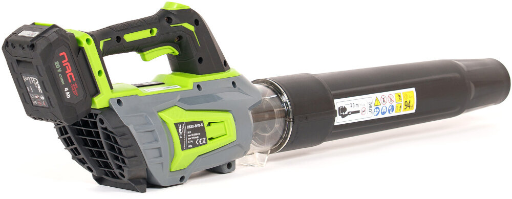 Dmuchawa do liści akumulatorowa NAC 20V BB20-B40-S Aku 4.0Ah dmuchawa na białym tle widoczna od tyłu pod skosem poziom hałasu około 94 dB praca jest mniej uciążliwa dla otoczenia
