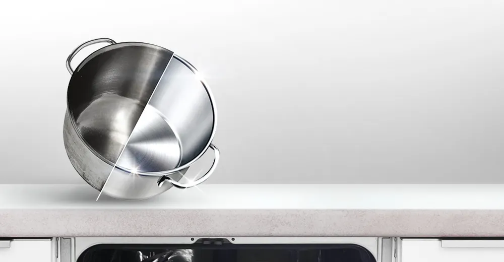 Metalowy garnek z widoczną różnicą między zmatowioną a błyszczącą powierzchnią.