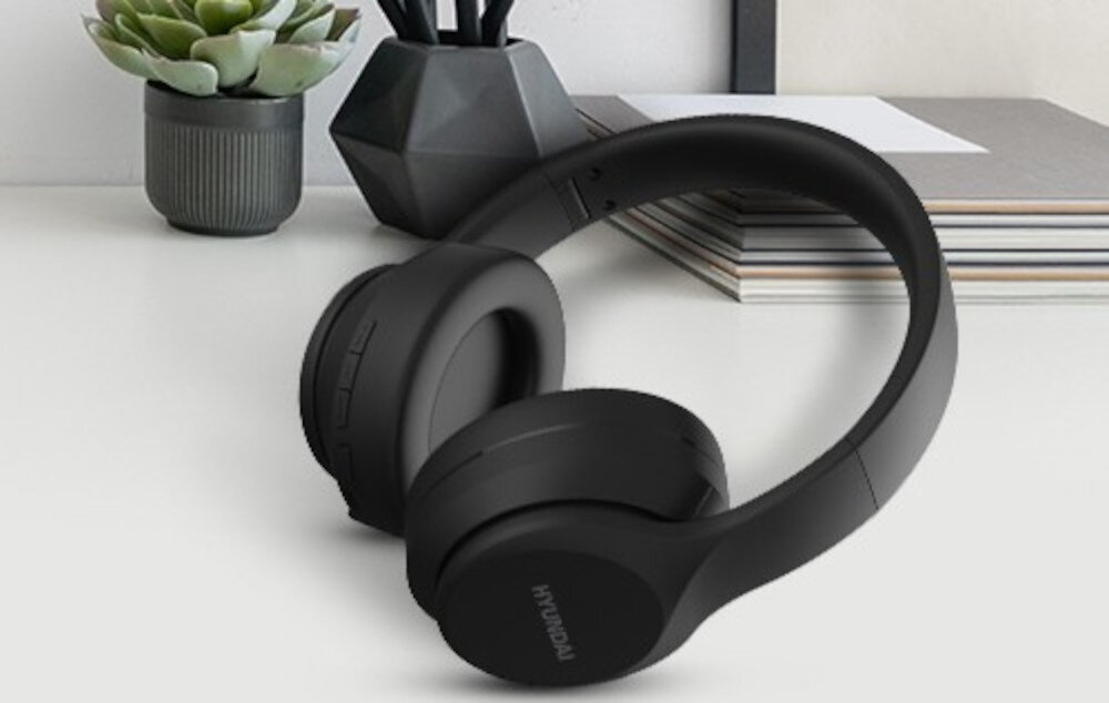 Słuchawki nauszne HYUNDAI HBTM45B bezprzewodowe komfort użytkowania, słuchawki leżące na stole oparte o zeszyty