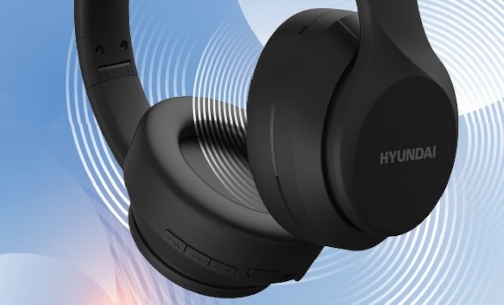 Słuchawki nauszne HYUNDAI HBTM45B długi czas pracy szybkie ładowanie USB-C, słuchawki po skosie na niebieskim tle