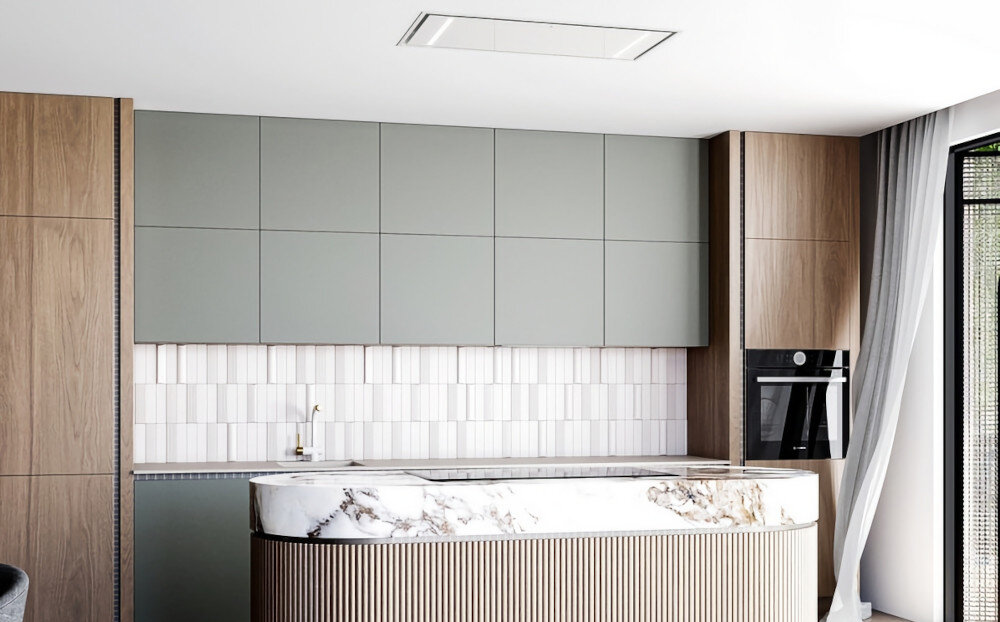 OKAP GLOBALO ZENARA 100.1 WHITE +TURBINA TW 2.1 Zdjęcie przedstawia kuchnię z zabudową w odcieniach drewna i szarości, a w centralnej części sufitu widać prostokątny okap sufitowy. Całość uzupełnia wyspa z marmurowym blatem i pionowym frezowaniem, tworząc elegancki charakter wnętrza