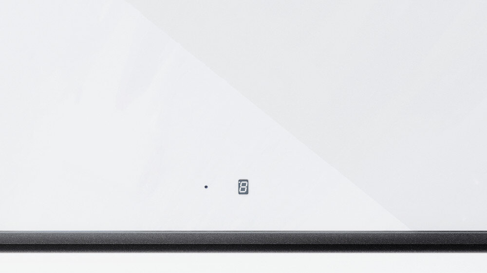 OKAP GLOBALO ZENARA 100.1 WHITE +TURBINA TW 2.1 Obraz ukazuje zbliżenie na dolną część okapu, gdzie widoczny jest mały panel wyświetlacza z cyfrą „8” oraz dyskretna kontrolka. Gładka, biała powierzchnia frontu odbija światło i podkreśla elegancję urządzenia pilot zdalnego sterowania wygodna obsługa regulacja ustawień komfort użytkowania