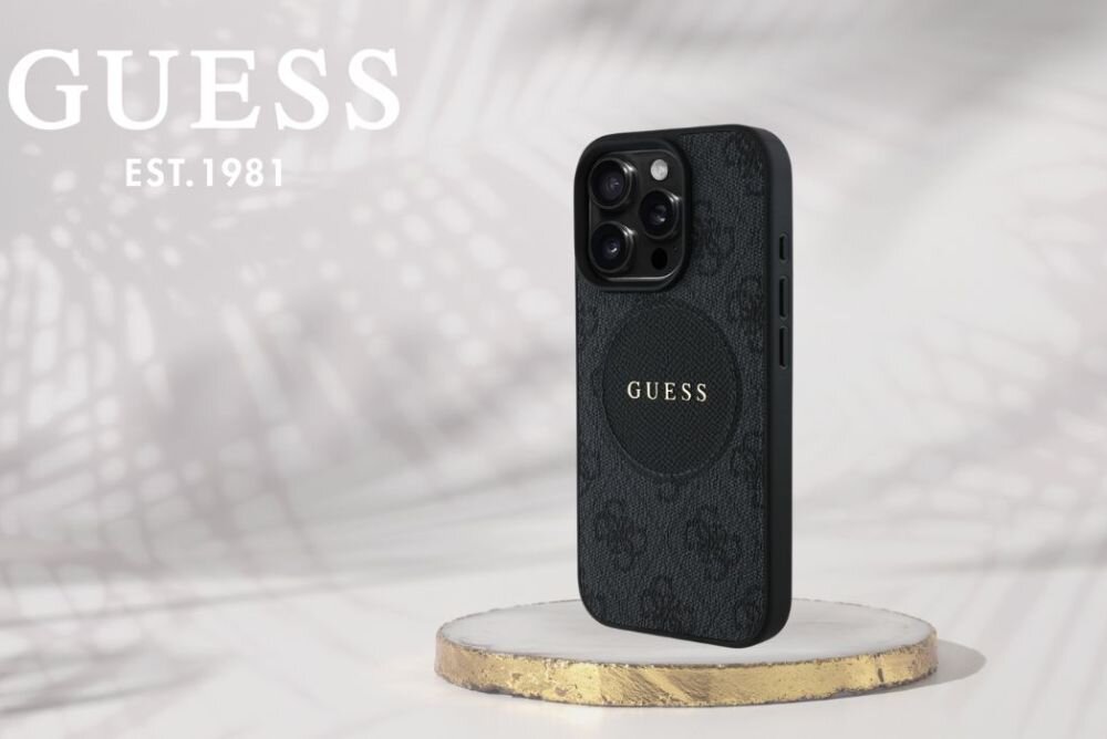 Etui GUESS 4G Circle Classic Logo MagSafe do Apple iPhone 16 Pro Max Czarny smartfon w etui na postumencie, logo marki w tle