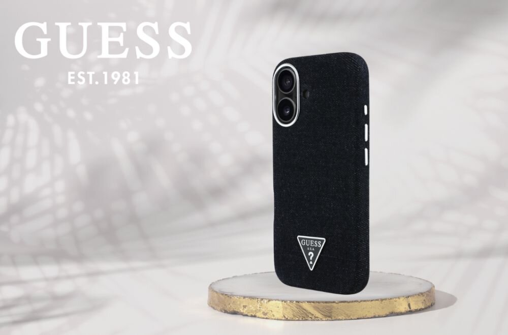 Etui GUESS Denim Triangle Logo MagSafe do Apple iPhone 16 Czarny smartfon w etui na postumencie, logo marki w tle