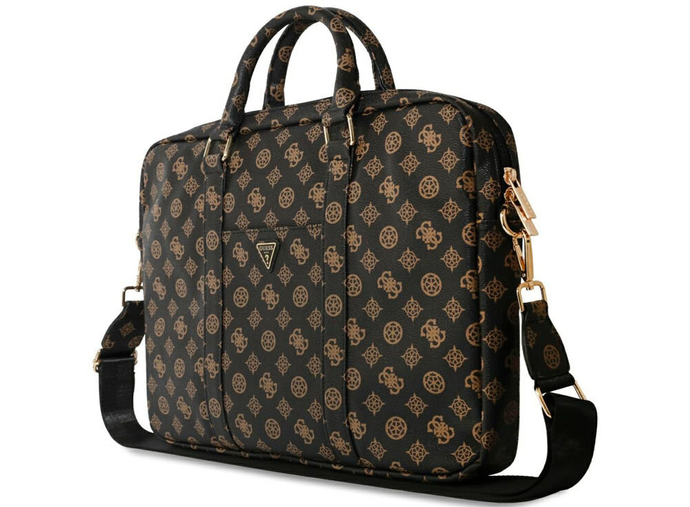 Torba GUESS 4G Peony Front Pocket Zipper Triangle Logo 16 cali Czarny uchwyt wymiary komfort bagaż białe tło torba stoi bokiem czarna we wzory pasek uchwyt regulowany pasek na ramię komfort noszenia podczas podróży służbowych wakacyjnych wyjazdów na licencji marki GUESS