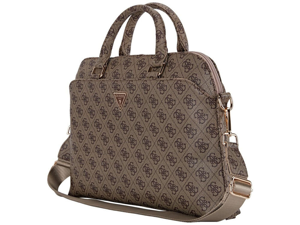 Torba GUESS 4G Zipper Pocket Triangle Logo 15 cali Brązowy uchwyt wymiary komfort bagaż brązowa torba stoi bokiem wzory uchwyt pasek białe tło regulowany pasek na ramię komfort noszenia specjalny pasek na walizkę podczas podróży na licencji marki GUESS 42,5 x 27,5 x 4 cm