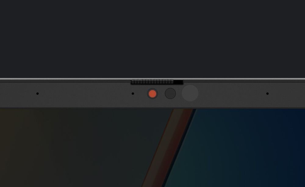 Zbliżenie na górną ramkę ekranu laptopa ASUS VivoBook S 14 z fizyczną przesłoną kamery internetowej; suwak przesłony jest przesunięty, a obiektyw oznaczony czerwonym punktem, co symbolizuje ochronę prywatności użytkownika. - Fizyczna zasłona kamery