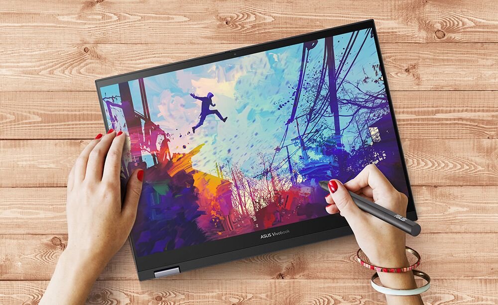 ASUS VivoBook S 14 Flip w trybie tablet z rękami rysującymi kolorową grafikę ASUS Pen na tle drewna, pokazujący obsługę stylusa z 4096 poziomami czułości nacisku i technologią MPP 2.0 do precyzyjnego pisania i rysowania - ekran dotykowy