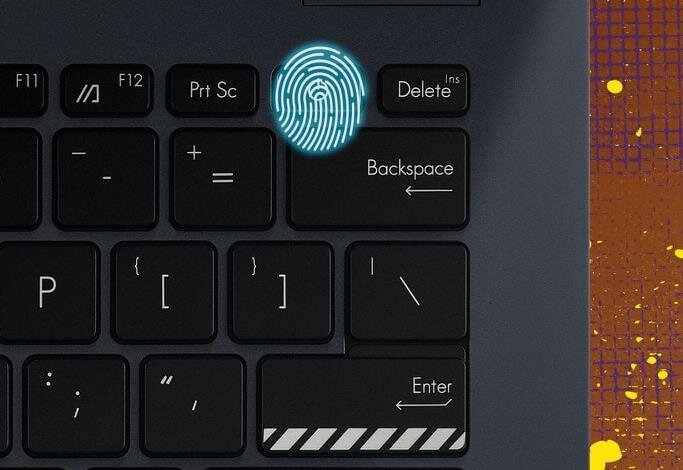 ASUS VivoBook S 14 Flip z widokiem na czarną klawiaturę z odciskiem palca w kolorze turkusowym na klawiszu Delete/Backspace na tle kolorowej grafiki, demonstrujący zintegrowany czytnik linii papilarnych z technologią Windows Hello do bezpiecznego logowania - czytnik linii papilarnych