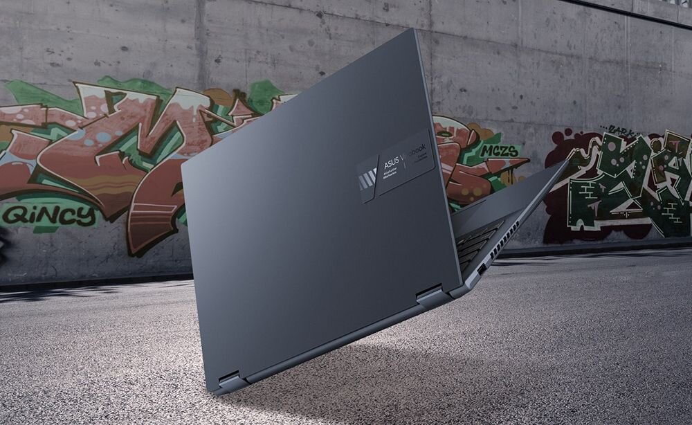 ASUS VivoBook S 14 Flip z widokiem z tyłu na srebrną obudowę aluminiową z logo