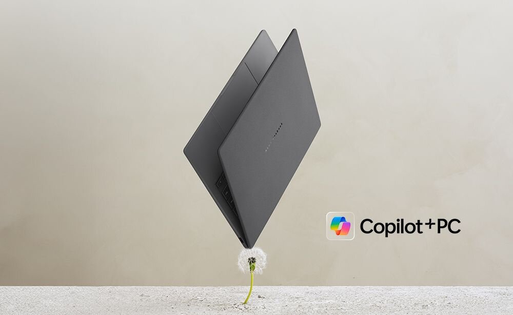 Laptop ASUS Zenbook w kolorze szarym unoszący się nad dmuchawcem z logo Copilot+ PC, demonstracja ultralekkiej konstrukcji laptopa AI na minimalistycznym beżowym tle