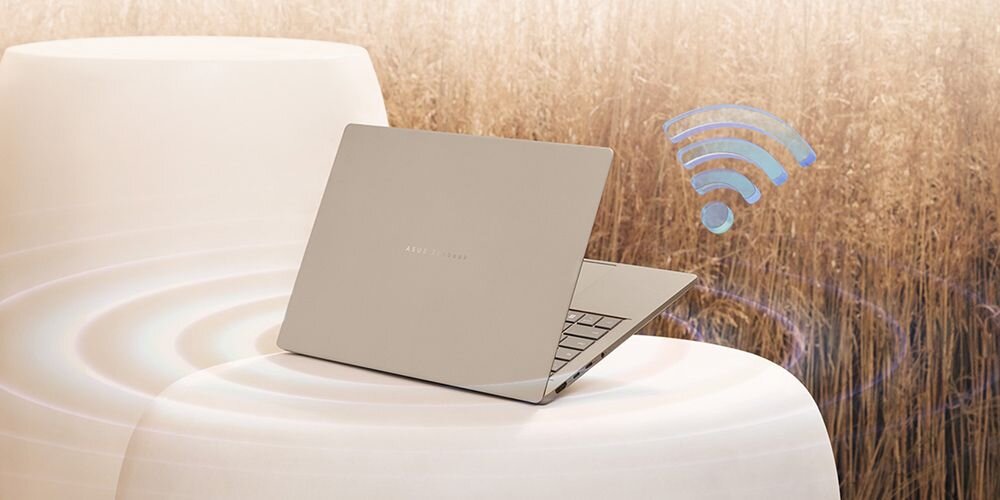 Laptop ASUS Zenbook w kolorze piaskowym stojący na jasnym stoliku z ikoną Wi-Fi unoszącą się obok, symbolizującą ultraszybkie łączność Wi-Fi 7 do 5,8 Gb/s i niższe opóźnienia - Wi-Fi 7