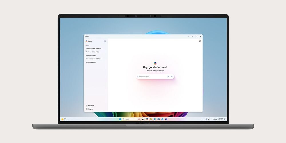Ekran laptopa ASUS Zenbook z otwartym oknem Microsoft Copilot+ PC pokazujący interfejs „Hey, good afternoon!”, wskazujący gotowość komputera AI do pracy z funkcjami NPU - Copilot