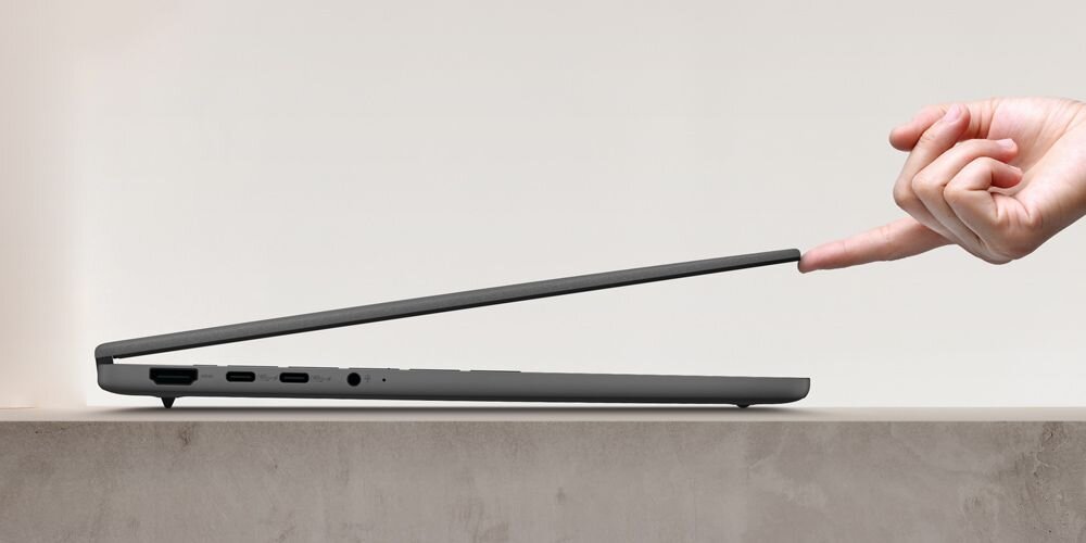 Dłoń otwierająca laptop ASUS ZenBook z funkcją EasyLift prezentującą łatwe podnoszenie ekranu jednym palcem z widocznymi portami bocznych złączy - Zawias EasyLift