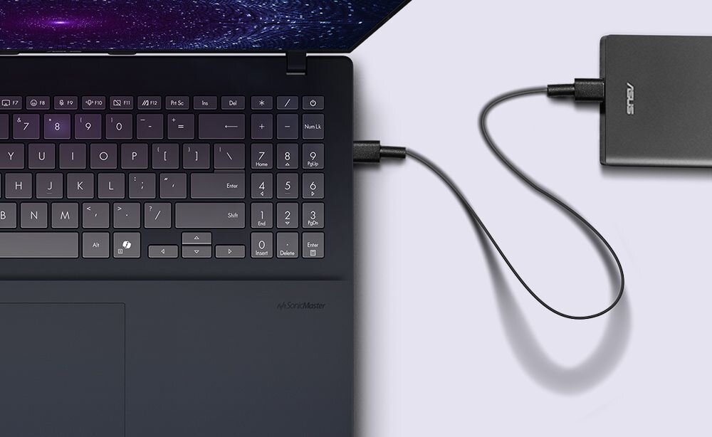 Laptop z podłączonym zasilaczem USB widoczny ekran i klawiatura - Zasilanie za pomocą ładowarek USB-C