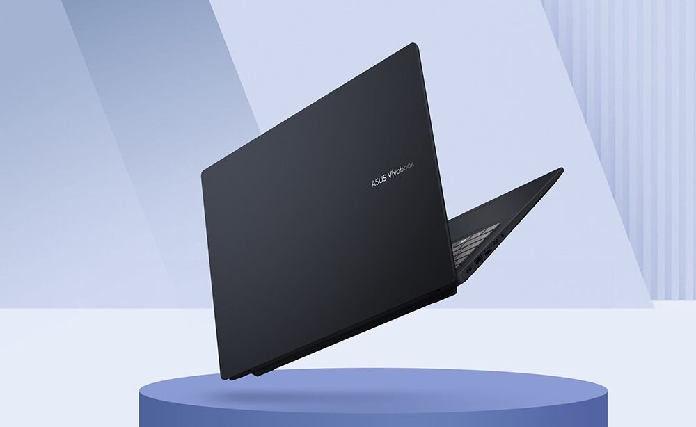 Laptop umieszczony na niebieskim stojaku widoczny z góry z otwartym korpusem - Lekkość i elegancja