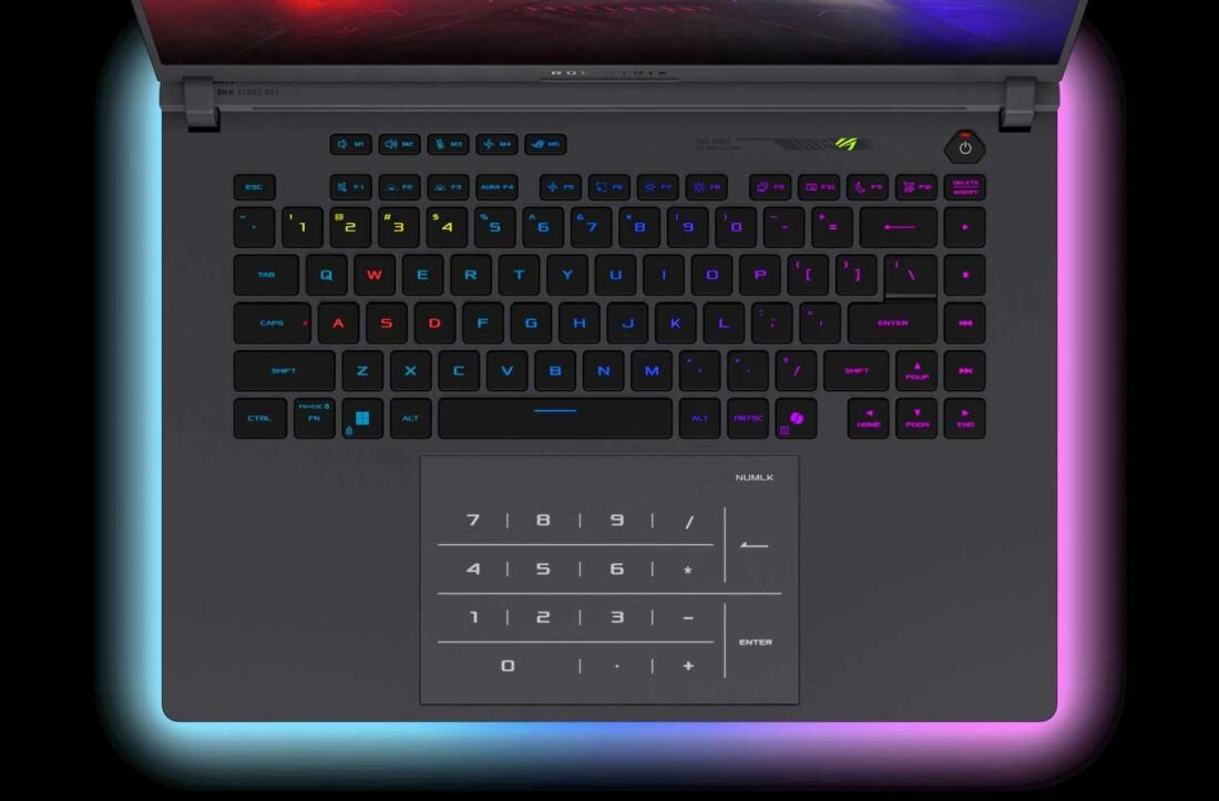 Laptop ASUS ROG Strix G16 - Zbliżenie na klawiaturę z podświetlenie RGB