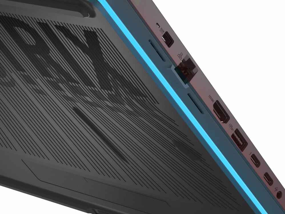 Laptop ASUS ROG Strix G16 - Boki laptopa ASUS ROG Strix G16 z opisanymi złączami, prezentujący kluczowe cechy techniczne urządzenia.