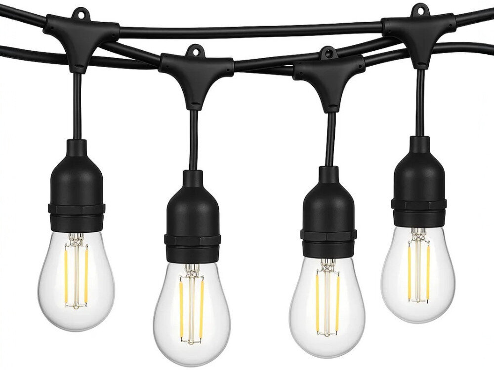 Na obrazie widoczna jest girlanda ogrodowa z czterema żarówkami w przezroczystych osłonach, zawieszona na czarnym kablu. Żarówki mają widoczne żarniki LED.