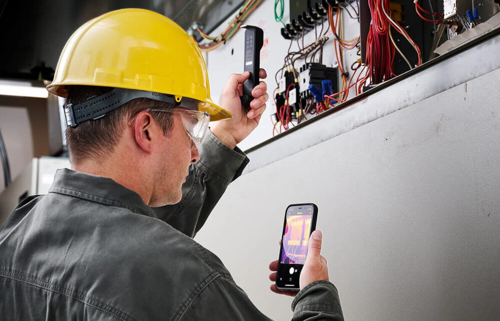FLIR ONE Edge kamera w użyciu przy instalacji elektrycznej