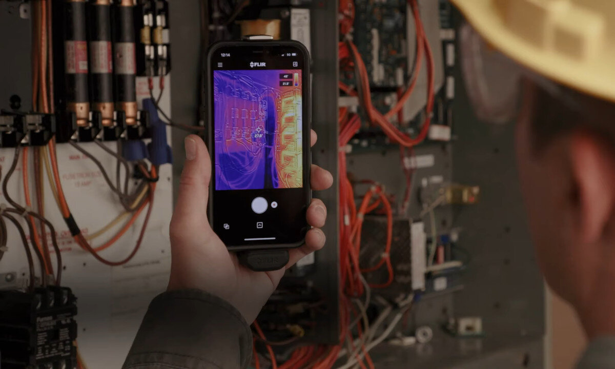 FLIR ONE Edge dwie kamery 30 cm termowizyjna rozdzielczości termicznej równej 80 x 60 px zwykły obraz rozdzielczości 640 x 480 px zwykły widok - kamera w użyciu przy sprawdzaniu instalacji elektrycznej