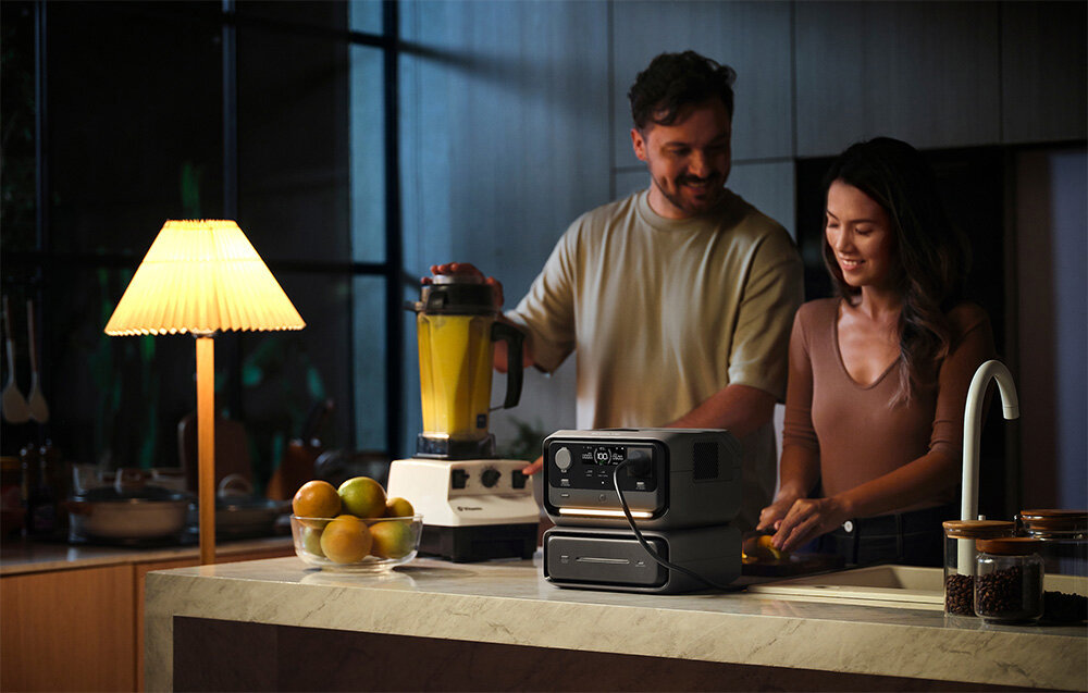 Stacja zasilania ECOFLOW River 3 Max 572 Wh Bank energii, Sprzęt na długie lata, Para w nocnej porze, szykuje posiłek, w tle pracuje blender podłączony do stacji