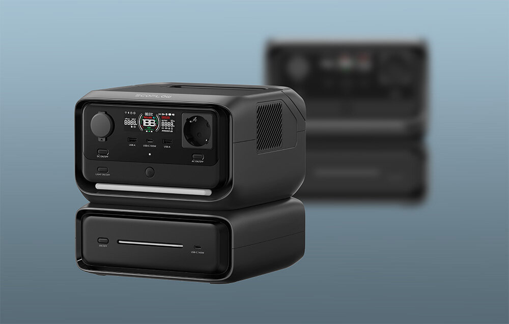 Stacja zasilania ECOFLOW River 3 Max 572 Wh Bank energii, Stacja pokazana od frontu pionowo prawo skos, w tle druga stacja pokazana od frontu na wprost