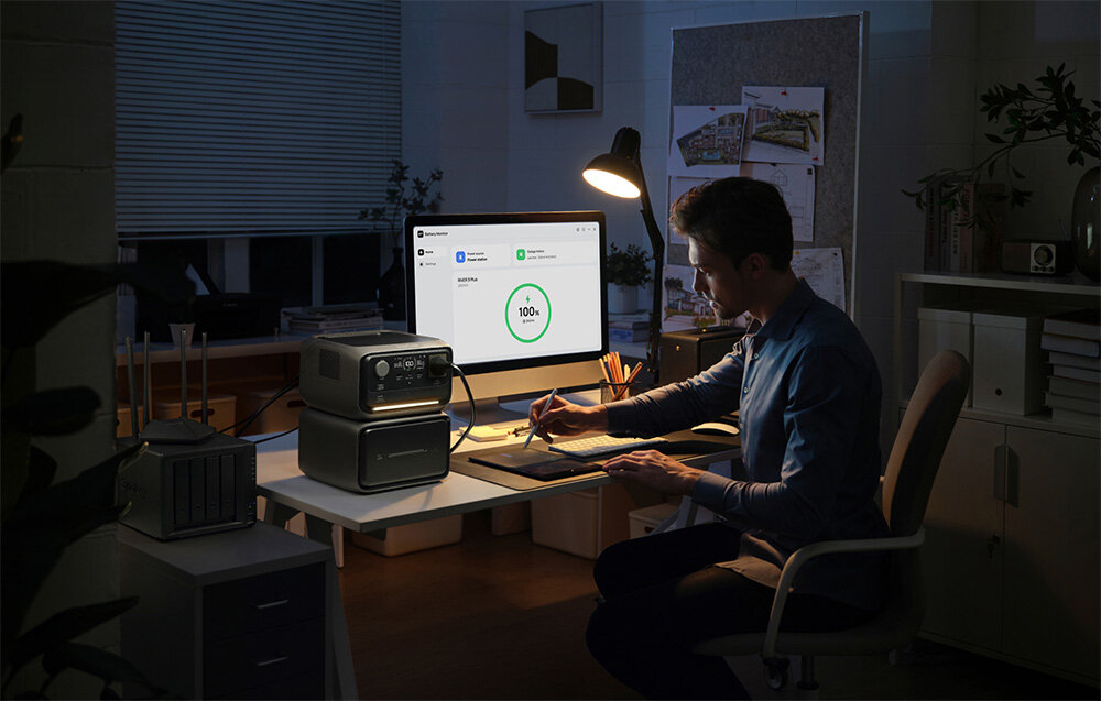 Stacja zasilania ECOFLOW River 3 Max Plus 858 Wh Bank energii, Zalety technologii GaN, Mężczyzna pracuje w nocy pod oświetleniem, stacja jest podłączona do komputera