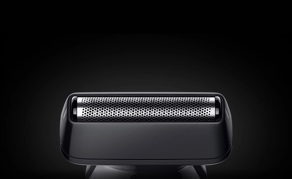 Mężczyzna w czarnej koszuli z uśmiechem na twarzy.