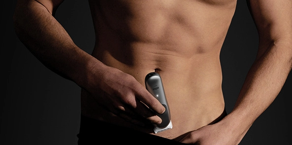 Mężczyzna w czarnej koszuli z uśmiechem na twarzy.