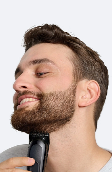 Mężczyzna w czarnej koszuli z uśmiechem na twarzy.