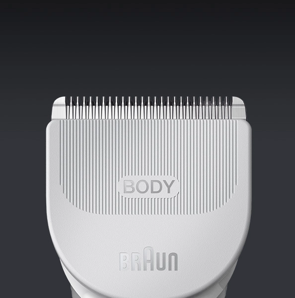 Mężczyzna w czarnej koszuli z uśmiechem na twarzy.