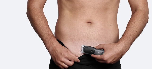 Mężczyzna w czarnej koszuli z uśmiechem na twarzy.