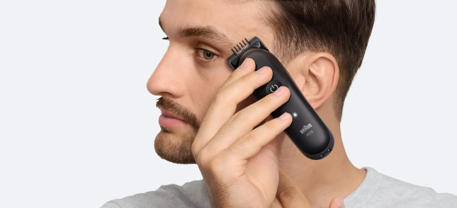 Mężczyzna w czarnej koszuli z uśmiechem na twarzy.