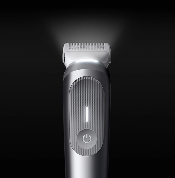 Głowica golarki Braun z wbudowaną lampką podświetlającą miejsce golenia.