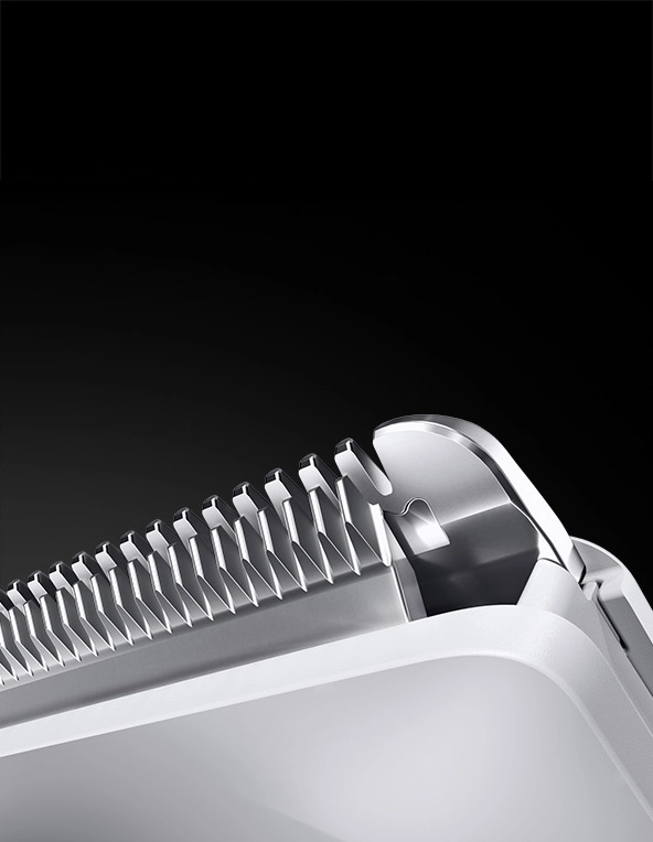 Zbliżenie na precyzyjne, metalowe ostrza tnące golarki do ciała.