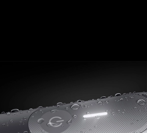 Zbliżenie na wodoodporną obudowę golarki Braun z widocznymi kroplami wody.