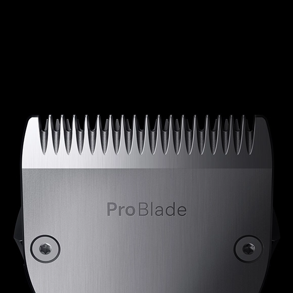 Zbliżenie na stalowe ostrza tnące z grawerowanym napisem ProBlade.