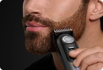 Mężczyzna pokazuje jak korzysta z glownicy dla detalnego strzezenia