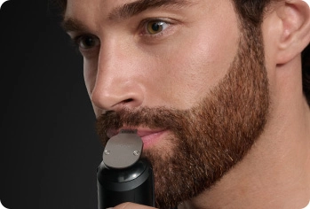Mężczyzna z brodą zgolony przez Golarkę Braun Series 9