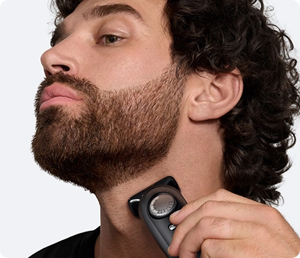 Mężczyzna używa golarki Braun do usuwania włosów z klatki piersiowej.