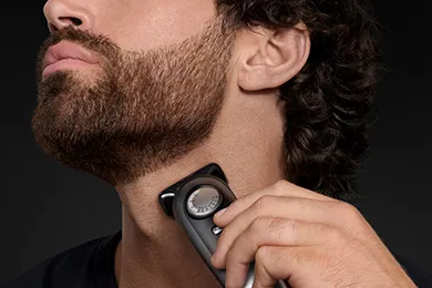 Mężczyzna zgolony przez Golarkę Braun BT9520